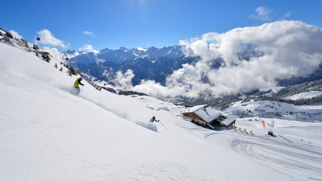 Skifahrer im Tiefschnee im Skigebiet Serafaus-Fiss-Ladis in Tirol in Österreich