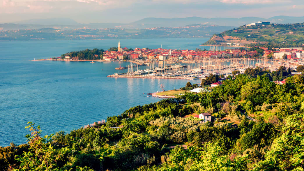 Luftaufnahme der slowenischen Küste mit Blick auf Izola