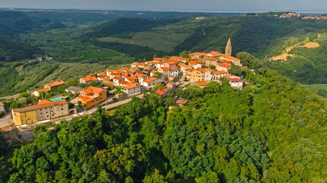 Der slowenische Ort Padna liegt auf Spitze eines Berges etwa sieben Kilometer östlich der Adria.