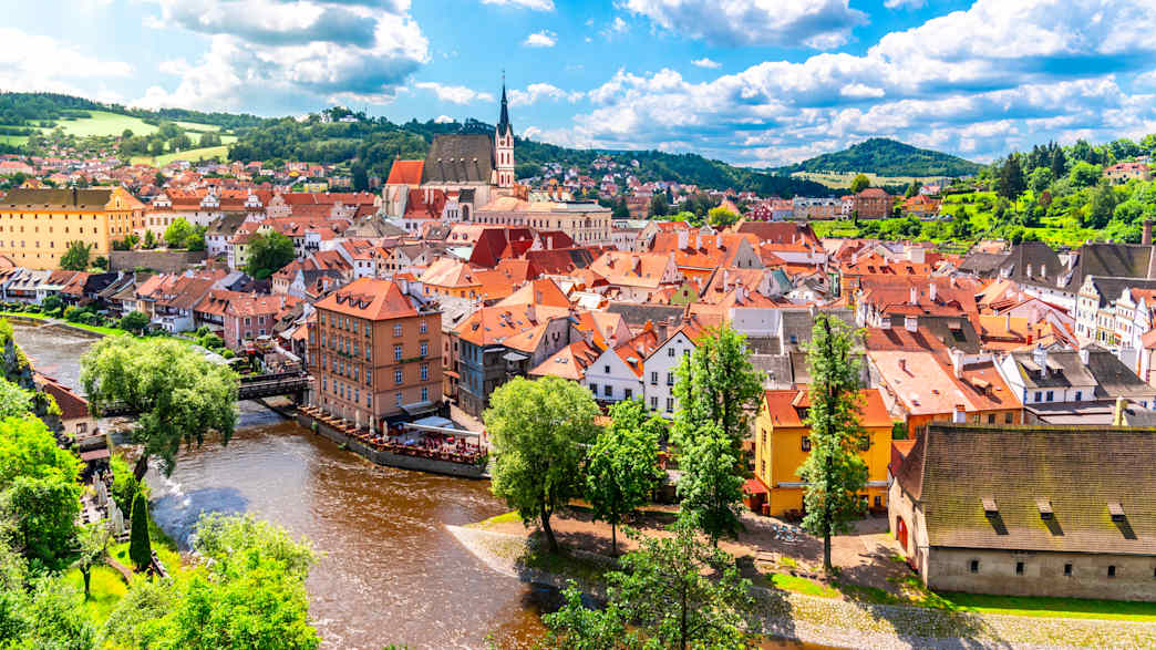Blick auf die Altstadt Český Krumlov im Sonnenschein
