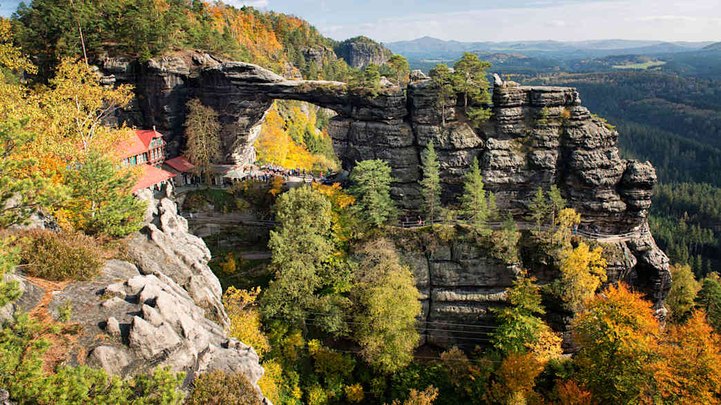 Ein Foto vom Nationalpark Böhmische Schweiz im Herbst mit dem Prebischtor, einem großen Felsentor