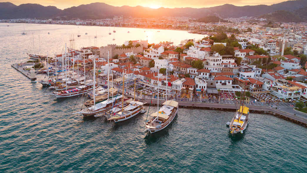 Luftaufnahme des Hafens der türkischen Stadt Marmaris bei Sonnenuntergang