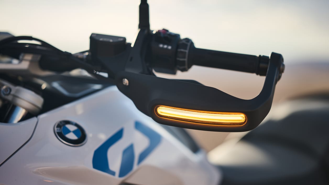 BMW R 1300 GS: Elektrifizierung und integrierte Beleuchtung im neuen Vario  Gepäcksystem