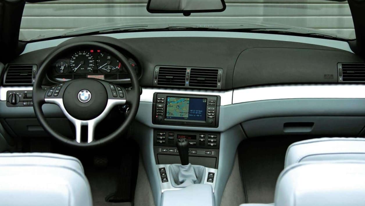 Foto: BMW 320 Cd Cabrio, Handyhalterung in der Mittelkonsole (vergrößert)