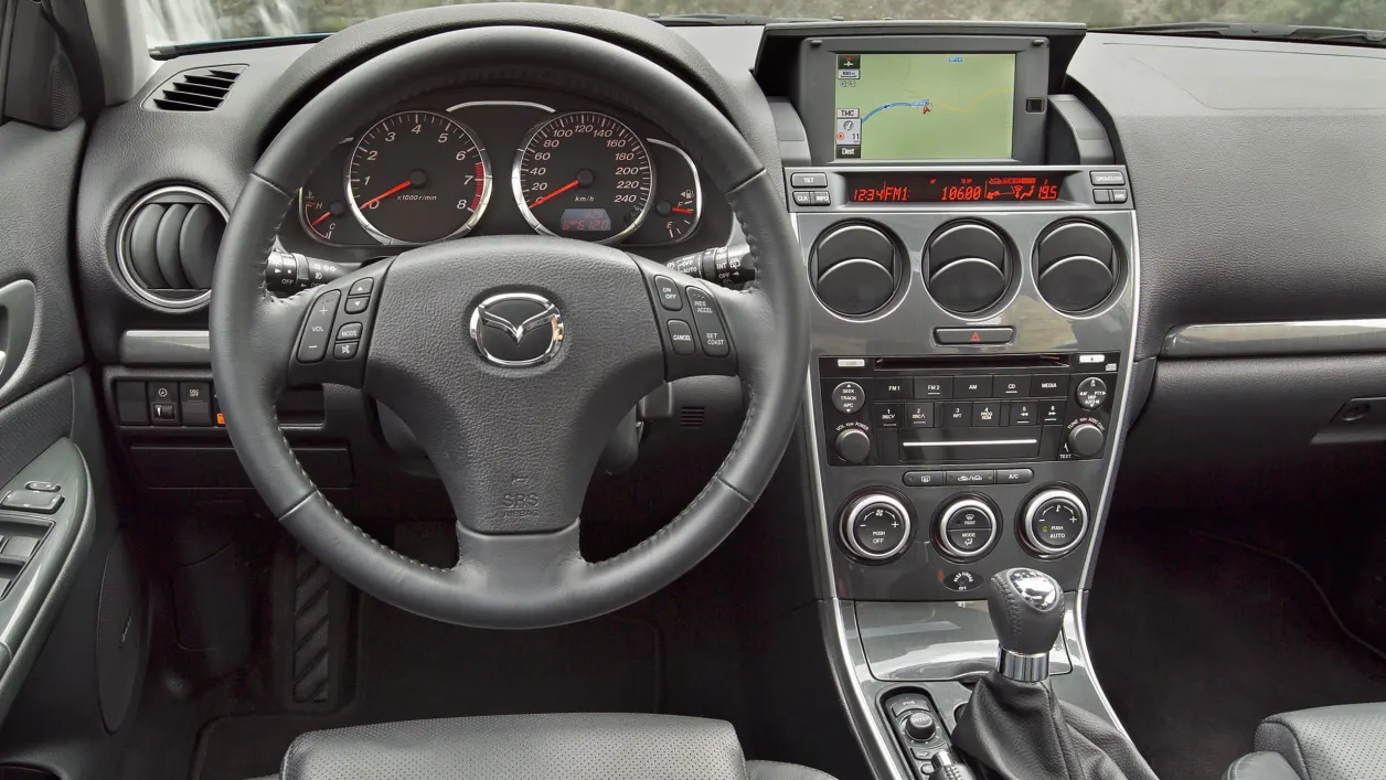 Sondermodell des Mazda 6 Kombi mit burgundroter Lederausstattung
