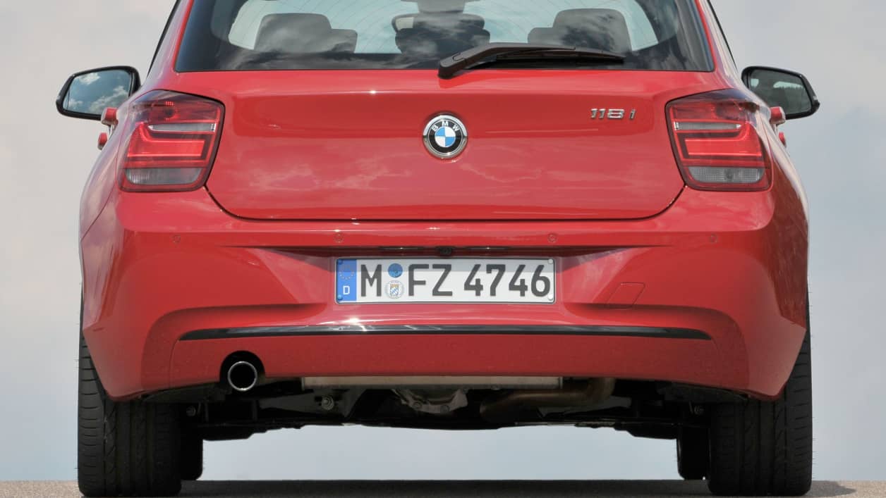 File:BMW 118i Urban Line (F20) – Heckansicht, 10. März 2012