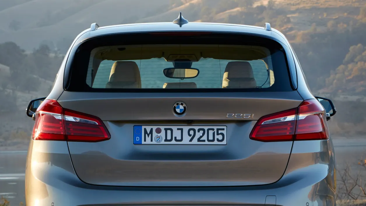 BMW 220i Active Tourer Steptronic (DKG) (ab 02/22): Technische Daten,  Bilder, Preise
