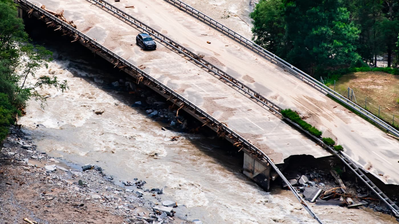 C'est le Début de la Fin - Page 16 News-schweiz-a13-hochwasser-2406_sjf8ma