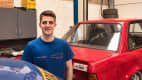 Leon Harhoff in der Garage des ADAC Ortsclubs Scuderia Augustusburg Brühl