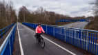 Radfahrerin Anke Preuss auf ihrem Heimweg von Bochum nach Essen