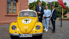 Festakt in Mainz (v. l.): Ministerpräsident Alexander Schweitzer und die beiden Vorsitzenden Rudi Speich (ADAC Mittelrhein e. V.) und Joachim Ohmer (ADAC Pfalz e.V.).