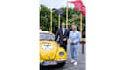 Rudi Speich und ein weiterer Mann neben dem historischen VW Käfer der Straßenwacht.