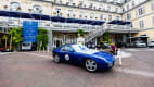 Porsche 944 S2, Baujahr 1990: Vor dem Hackers Grand Hotel präsentiert, zeigt dieser blaue Porsche die Ingenieurskunst und Eleganz, die Porsche-Fahrzeuge auszeichnen.
