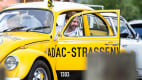 Der historische Straßenwacht-Käfer des ADAC Mittelrhein e.V., gefahren von Christian Schmidt, Leiter der Abteilung Mobilität und Umwelt.