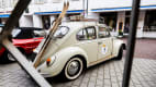 Volkswagen Käfer, Baujahr 1965: Mit Skiern auf dem Dachgepäckträger ist dieser cremefarbene Käfer bereit für ein Abenteuer und verkörpert den Charme vergangener Zeiten.