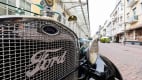 Ford Modell A, Baujahr 1930: Die glänzende Chromfront dieses klassischen Fords zieht alle Blicke auf sich und zeigt den zeitlosen Stil und die robuste Bauweise der frühen Automobile.