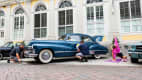 Cadillac Series 62, Baujahr 1947: Dieser elegante Cadillac in tiefem Blau verkörpert den Luxus und die Größe amerikanischer Autos der Nachkriegszeit.