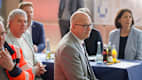 Rudi Speich, Christian Schmidt, Franzz Josef Theis und Ministerin Schmitt folgen einer Rede bei der Straßenwärterdanksagung in Hachenburg.