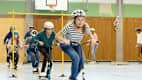 Mit ihrem Programm „Roller Fit“ zeigt die ADAC Stiftung Grundschullehrkräften in einer praxisnahen Fortbildung, wie Mobilitätsbildung mit dem Tretroller richtig Spaß macht.