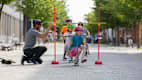 „Roller Fit“ bringt Schwung in den Unterricht: Grundschulkinder entdecken auf dem Tretroller spielerisch die Welt der sicheren Mobilität.