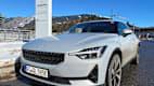 Polestar 2 ein E-Auto im Winter gerüstet für die Heimfahrt, voll geladen mit grüner Energie aus der Seilbahn-Tiefgarage.