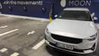 Parkplatz in der Tiefgarage vorab online reserviert und direkt angeschlossen an die Wallbox, die max. 11 kW liefert während der Zeit auf der Piste. Polestar 2 an der Wallbox, Skiausrüstung bereit zum Aufstieg – ausschließlich elektrisch mit Aufzug und Kabinenbahn bis auf über 2000 m Seehöhe.