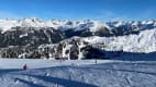 Bereit zur Abfahrt mit herrlichem Ausblick auf die Bergregion der Silvretta.