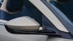 Detail des Außenspiegels des Aston Martin DB11 Volante