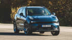 Front und Seitenansicht eines stehenden Lynk und Co 01