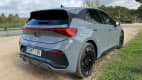 Heckansicht eines stehenden Cupra Born
