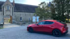 Mazda 3 vor einem historischen Gebäude