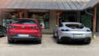 Mazda 3 neben einem Ferrari