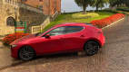 Mazda 3 bei einem Golfplatz