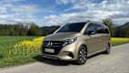 Der Mercedes EQV steht an der Strasse