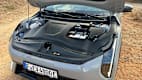 Die offene Motorhaube des Kia EV4