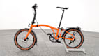 Das Klapprad von Brompton stehend fotografiert