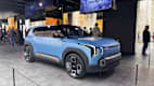 Ein Kia EV2 Concept wird auf der IAA 2025 in München präsentiert. Das Fahrzeug ist von vorne zu sehen, mit futuristischem Design, geschlossener Frontpartie und schmalen LED-Scheinwerfern.