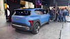 Ein Kia EV2 Concept ist auf der IAA 2025 in München von hinten zu sehen.