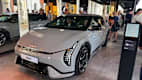 Frontansicht eines Kia EV4 auf der IAA 2025 in München
