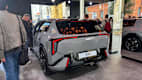 Ein Kia EV4 wird auf der IAA 2025 in München von hinten präsentiert.