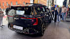 Ein Kia EV5 wird auf der IAA 2025 in München gezeigt. Das Fahrzeug ist von hinten zu sehen, mit modernen Rückleuchten und einem klaren Heckdesign.