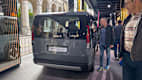 Ein Kia PV5 wird auf der IAA 2025 in München von hinten gezeigt, mit modernen Rückleuchten und einem klaren Heckdesign.