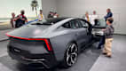 Ein Polestar 5 wird auf der IAA 2025 in München von hinten gezeigt.
