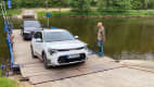 Der Kia Niro EV überquert auf einer Fähre das Wasser