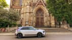 Der Kia Niro EV stehend vor einer Kirche