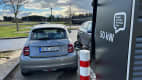 Der Fiat 500e an einer Ladesäule