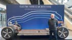 Der ADAC Redakteur Wolfgang Rudschies vor dem neuen Mercedes EQS SUV Modell