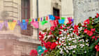 Stadtzentrum von Barcelonnette mit Blumenschmuck, beliebter Ausgangsort für Motorradreisen in die Seealpen