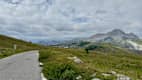 Straße am Col de Champs, idyllische Motorradroute durch die Alpen