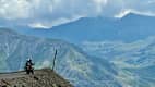 Motorradfahrer genießen die Aussicht am Col de la Bonette
